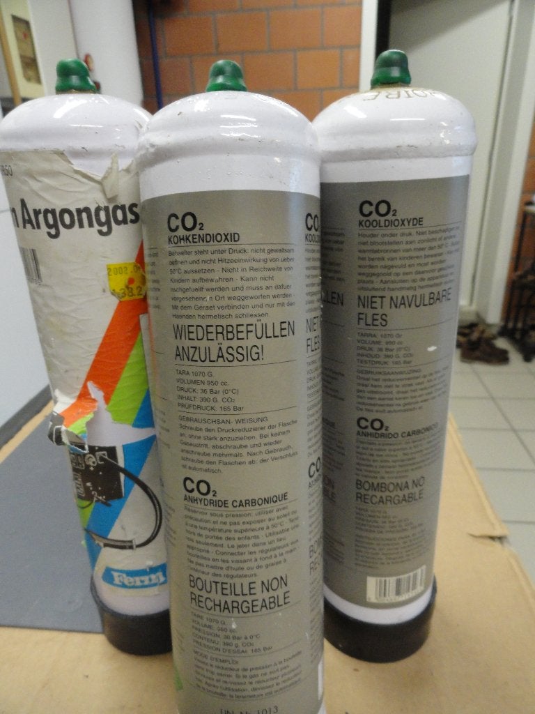 twee wegwerp CO2 flessen ,een argon wegwerpfles, Ophalen, Gebruikt, Minder dan 150 ampère, CO2