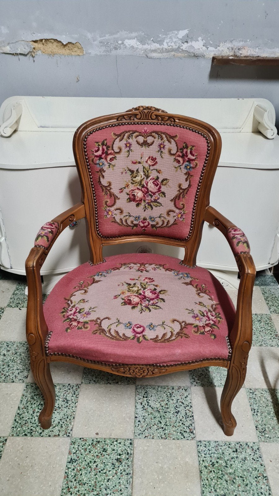 Fauteuil ancien en bois brodé, Enlèvement