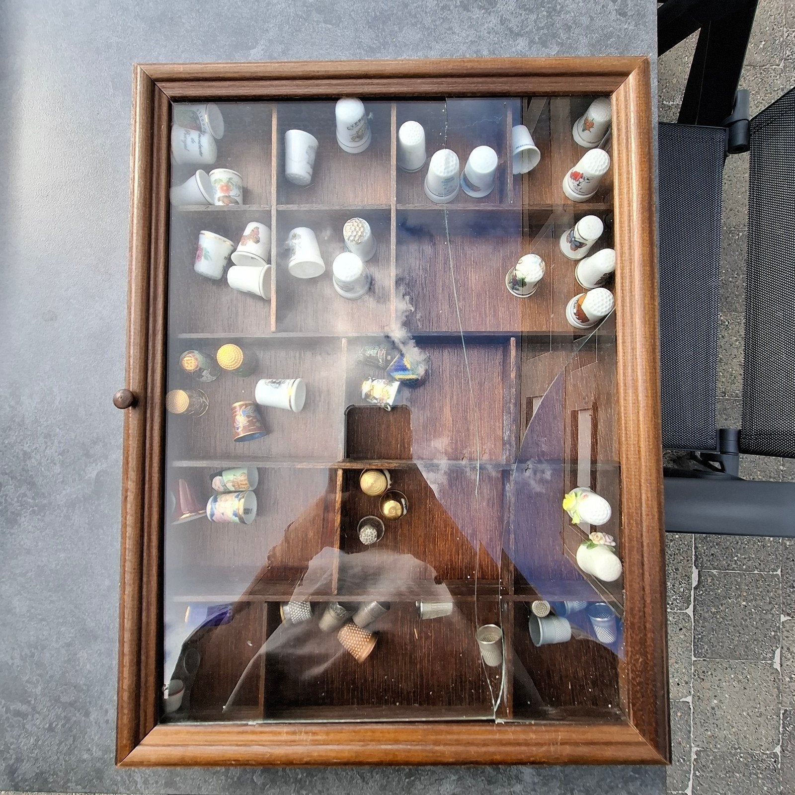 des dés à coudre dans la vitrine, Maison & Meubles, Neuf, Chêne, Avec porte(s), Moins de 25 cm