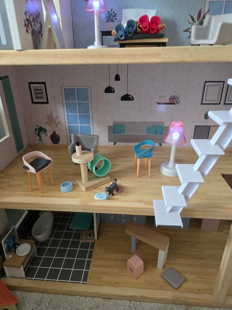 Belle maison pour enfants à l'état neuf avec ameublement. Gu, Enlèvement ou Envoi, Comme neuf, Maison de poupées