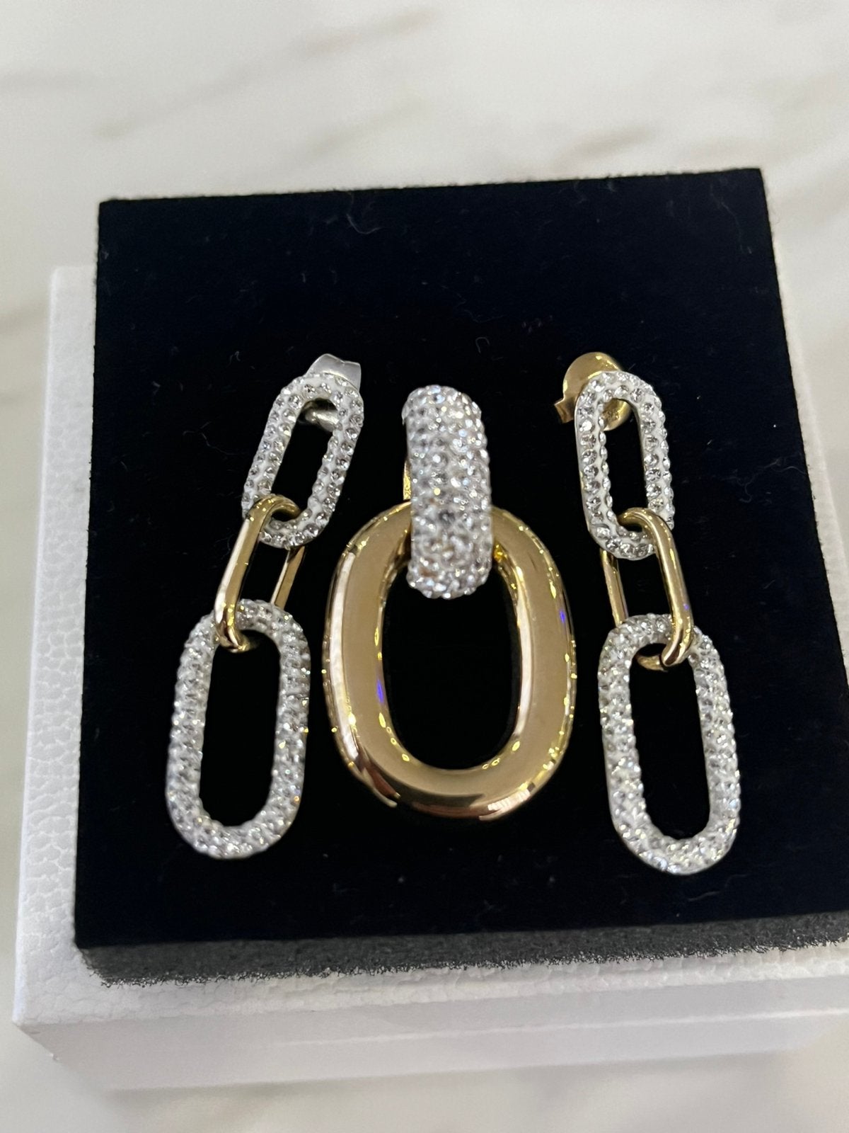 Goudklurige set, Handtassen en Accessoires, Oorbellen, Ophalen of Verzenden, Zo goed als nieuw