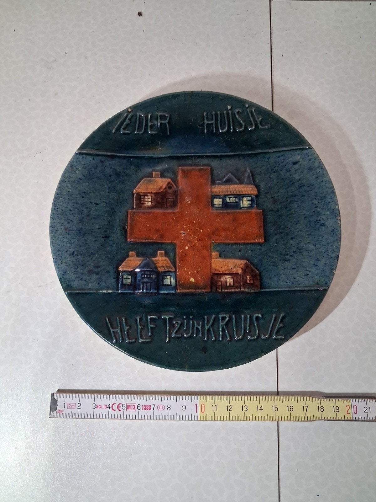 Vlaams aardewerk  bord " ieder huisje heeft zijn kruisje", Antiek en Kunst, Ophalen of Verzenden