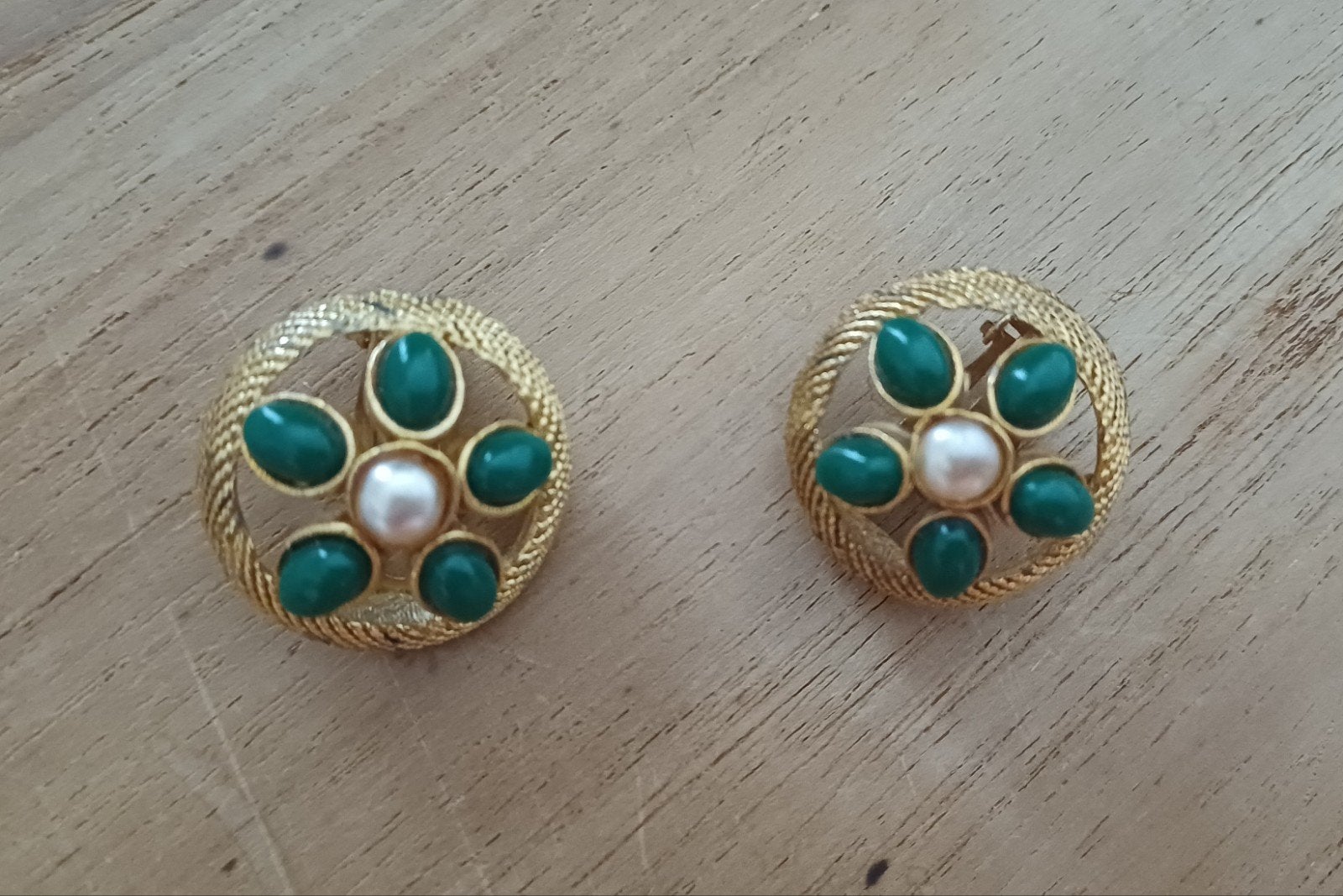 Oorbellen met clip uit 1960., Ophalen of Verzenden, Zo goed als nieuw, Overige materialen, Knopjes of Stekers