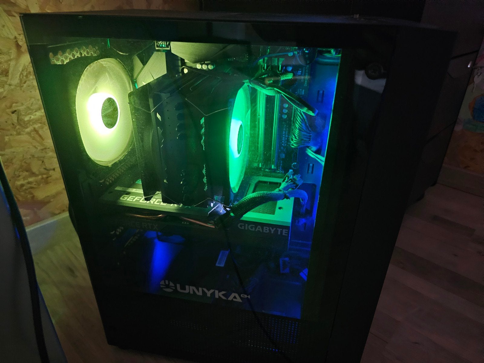 Plug en play gaming pc + Monitor, Computers en Software, Desktop Pc's, Ophalen, Custom Gaming Pc, AMD Ryzen 5, Zo goed als nieuw