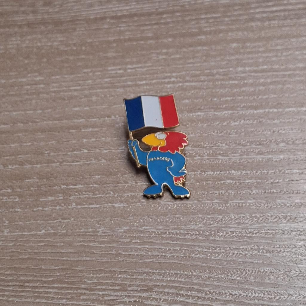 PIN - FRANCE 98 - LA COUPE DU MONDE - FOOTBALL - VOETBAL, Envoi, Utilisé, Sport, Insigne ou Pin's