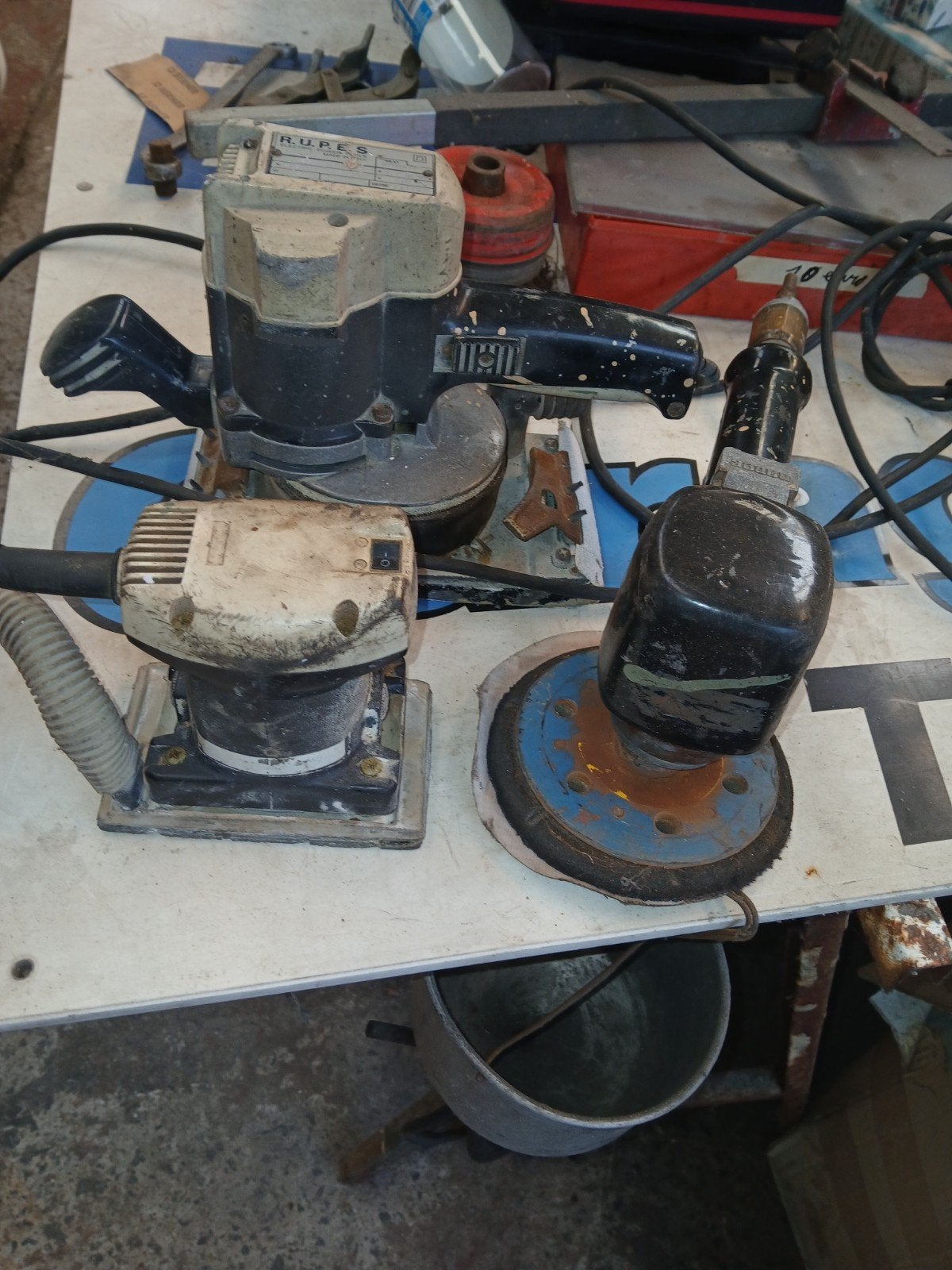 Schuurmachines rupes.
Weg wegens stopzetting.
3 machines gro, Ophalen