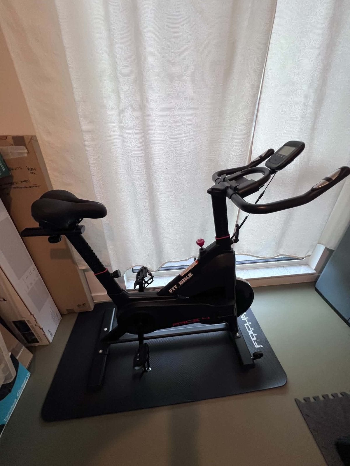 Vélo FIT BIKE RACE 4 + tapis de sol de protection, Ophalen, Zo goed als nieuw
