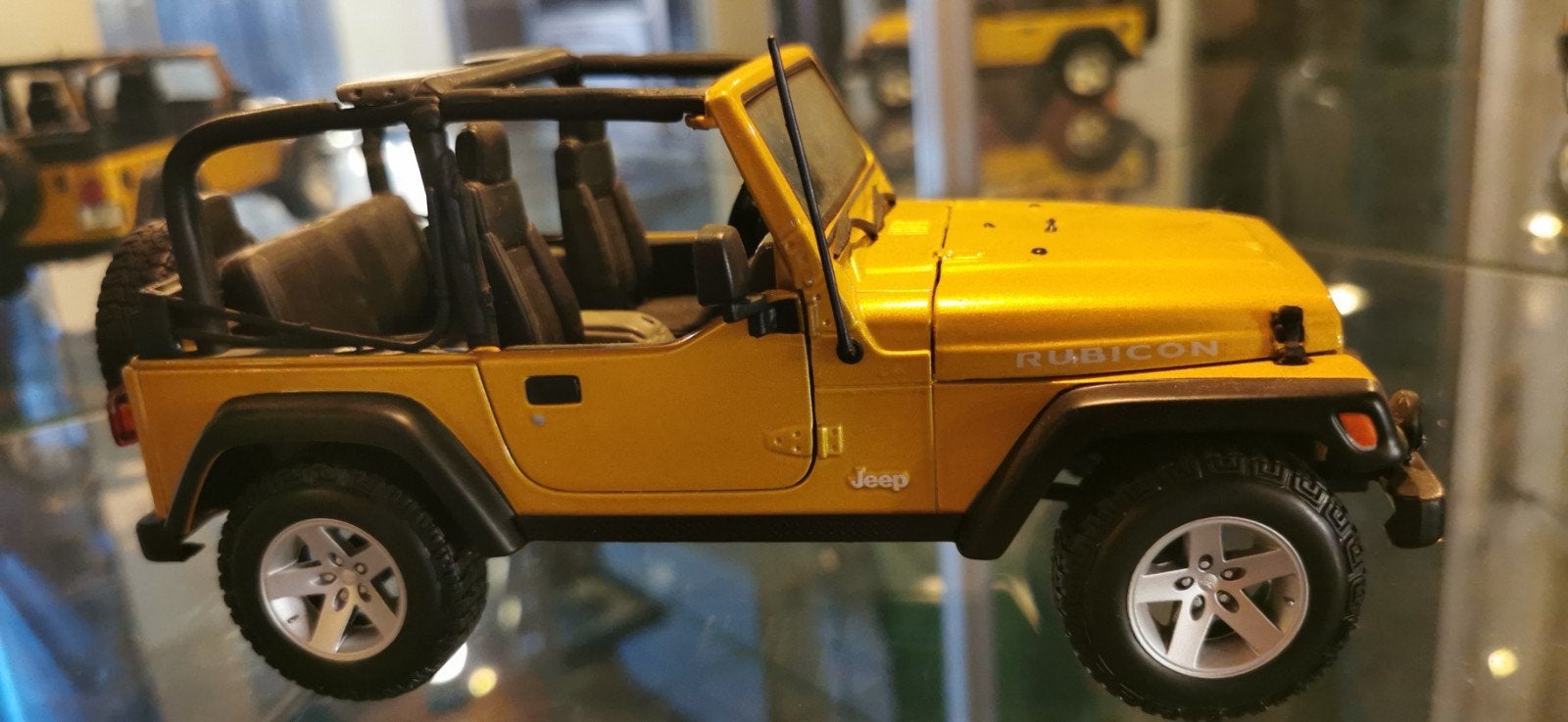 Jeep Wrangler Rubicon Gold Special edition 2003 Maisto 1/18, Hobby en Vrije tijd, Modelauto's | 1:18, Ophalen, Maisto