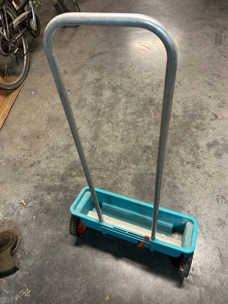 Gardena meststrooier / zaaistrooier met wielen, Enlèvement, Utilisé, Autres types