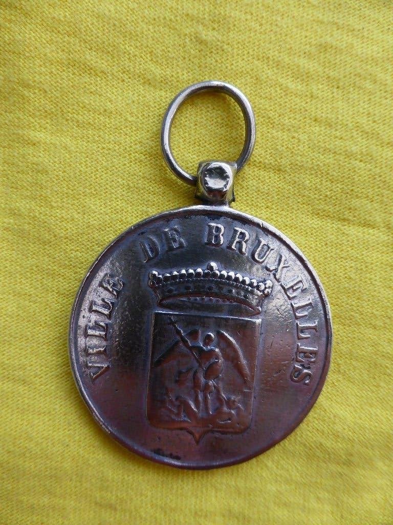 Dienstpenning Agent Politie BRUSSEL (P2), Ophalen of Verzenden, Rijkswacht, Lintje, Medaille of Wings