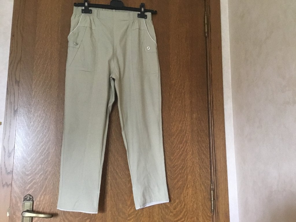 Ecru 3/4 lange damesbroek.  Maat M     NOOIT gedragen, Beige, Nieuw, Ophalen of Verzenden, Driekwart