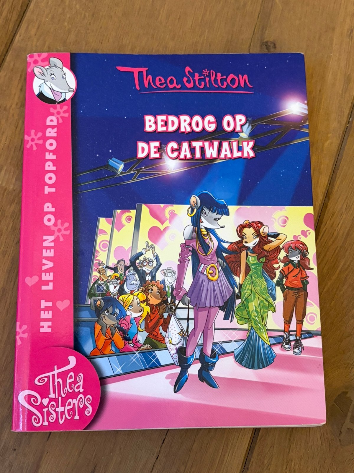 Thea Sisters - 11 - Bedrog op de catwalk, Boeken, Ophalen of Verzenden, Gelezen, Fictie algemeen