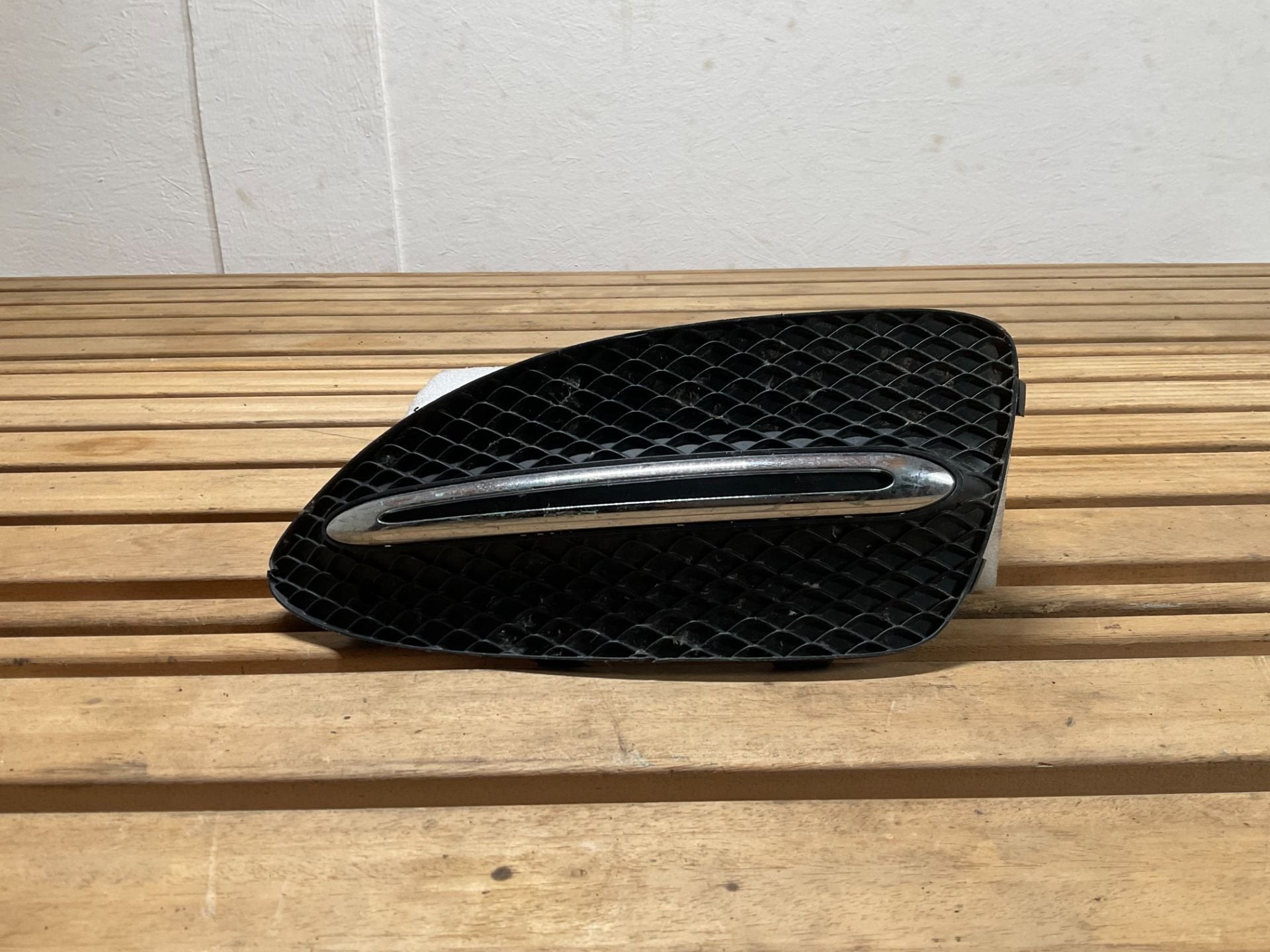 Calandre de pare-chocs avant gauche Mercedes Classe B A24688, Mercedes-Benz AG, Mercedes-Benz, Utilisé, Mercedesstrasse 120
70372  Stuttgart, DE