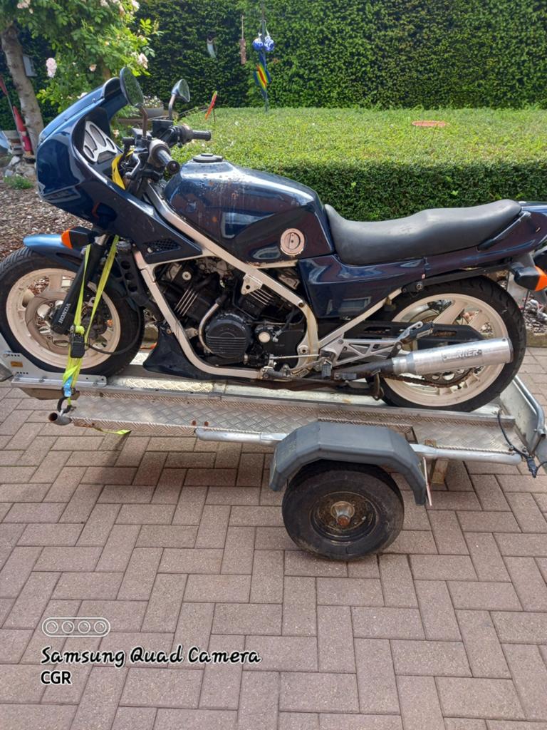 Honda VF700F Interceptor, Motos, Occasion, Échappement sport, 4 cylindres, 700 cm³