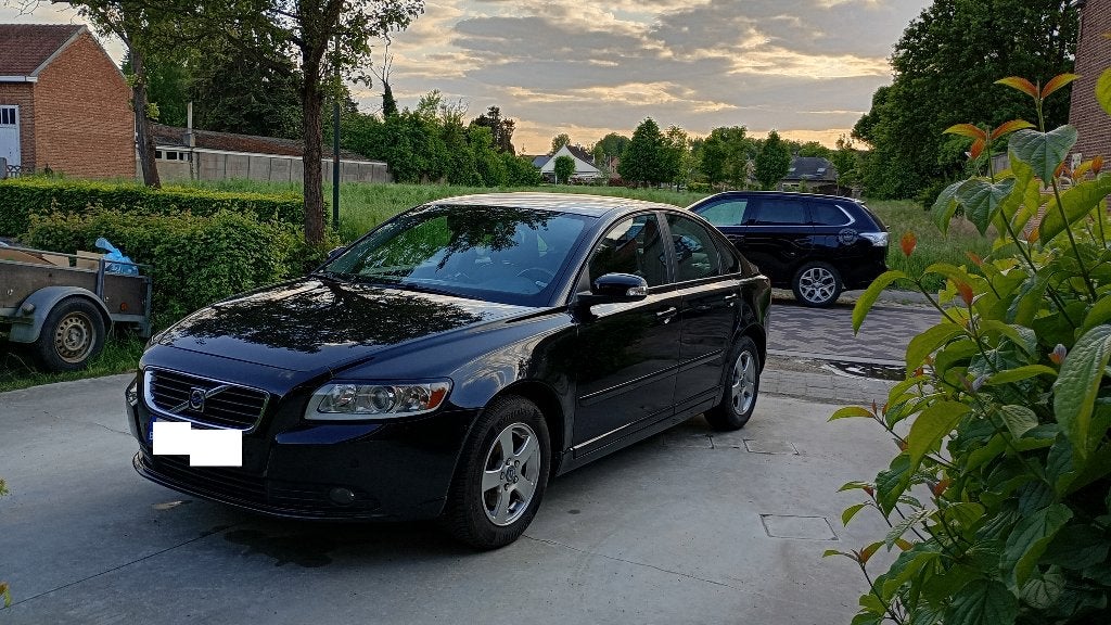 Volvo S40 1.8 Momentum (2008), Auto's, Volvo, Voorwielaandrijving, 174 g/km, Zwart, Automatische klimaatregeling
