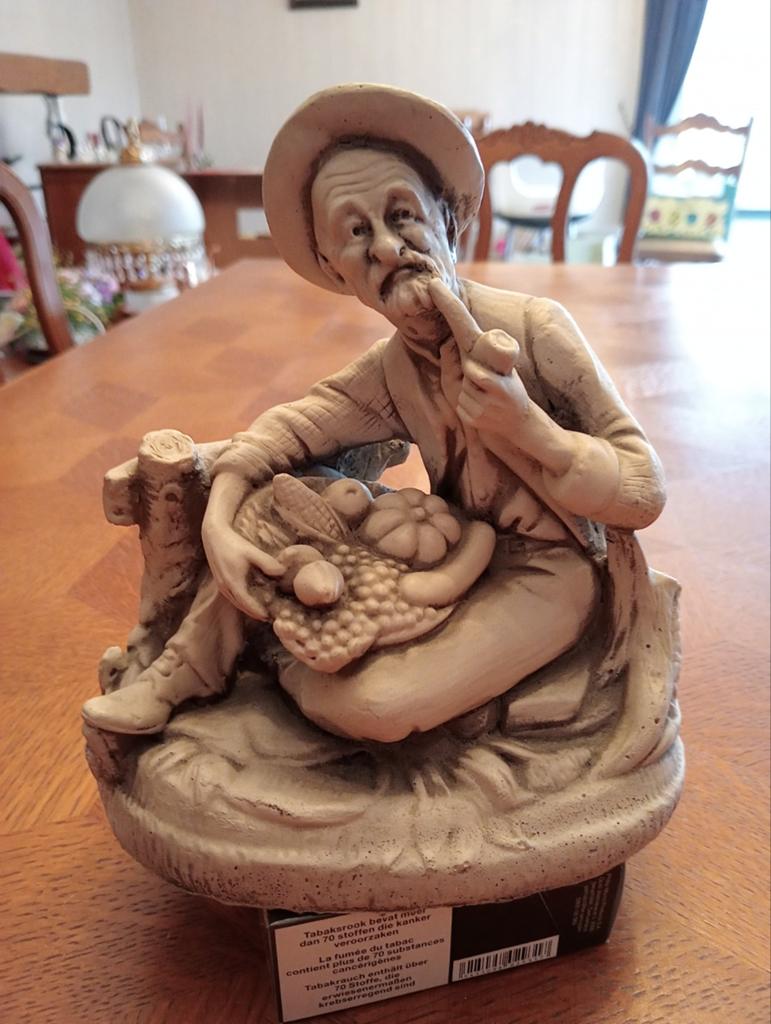 Statue ancienne représentant un homme à la pipe, Enlèvement ou Envoi