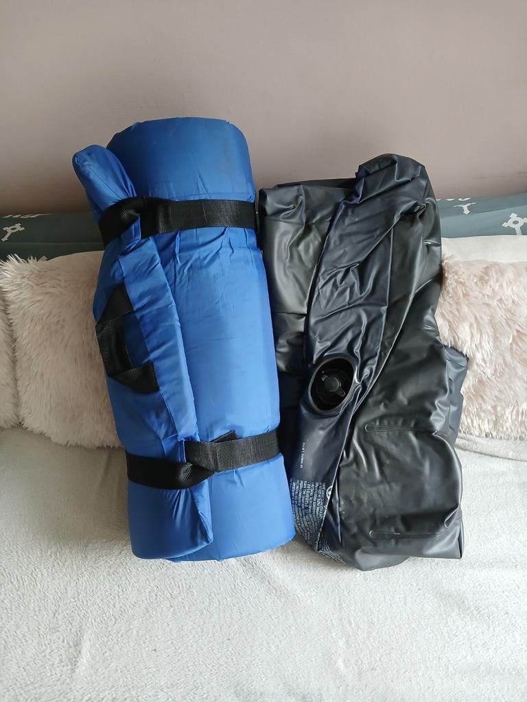 Lot 1 matelas gonflable et 1 a rouler camping tres bon etat, Enlèvement