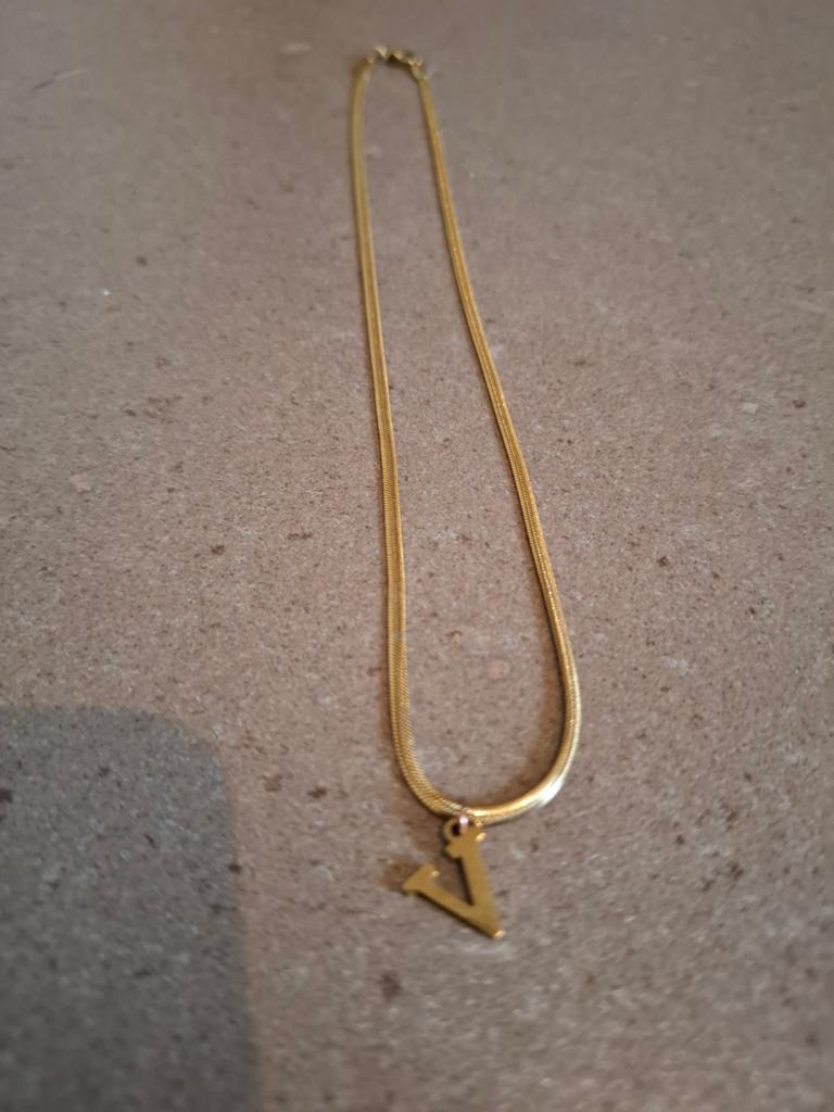 Ketting met v, Handtassen en Accessoires, Kettingen, Ophalen