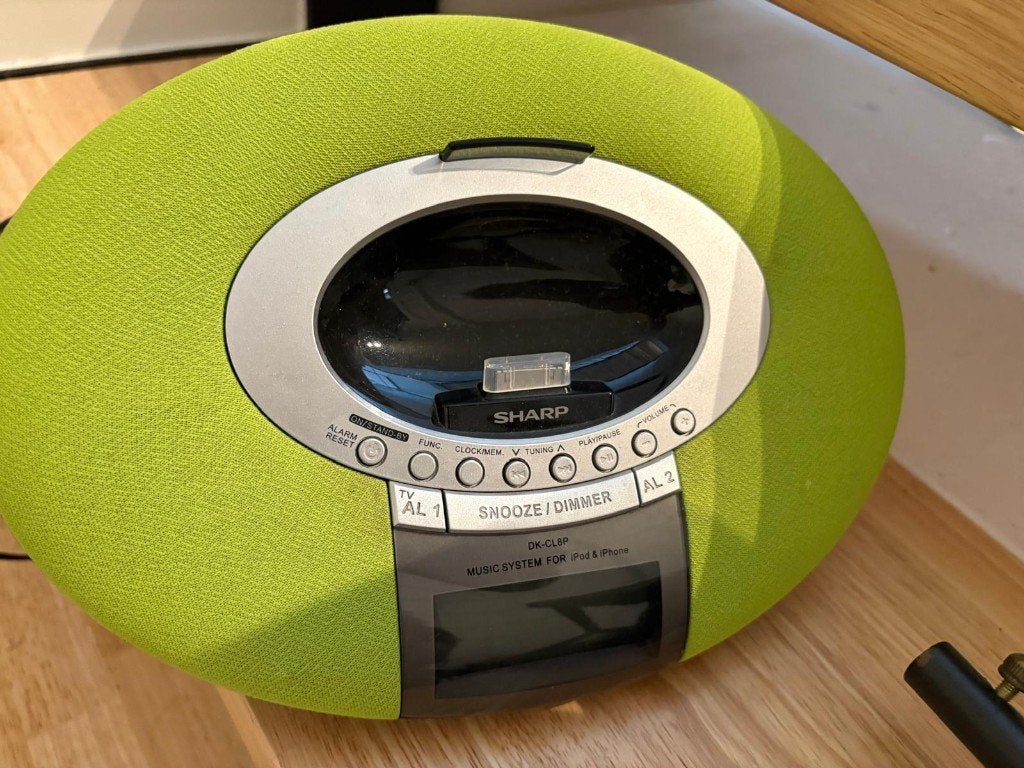 Sharp iPod radio & alarmklok, Ophalen of Verzenden, Zo goed als nieuw, Radio
