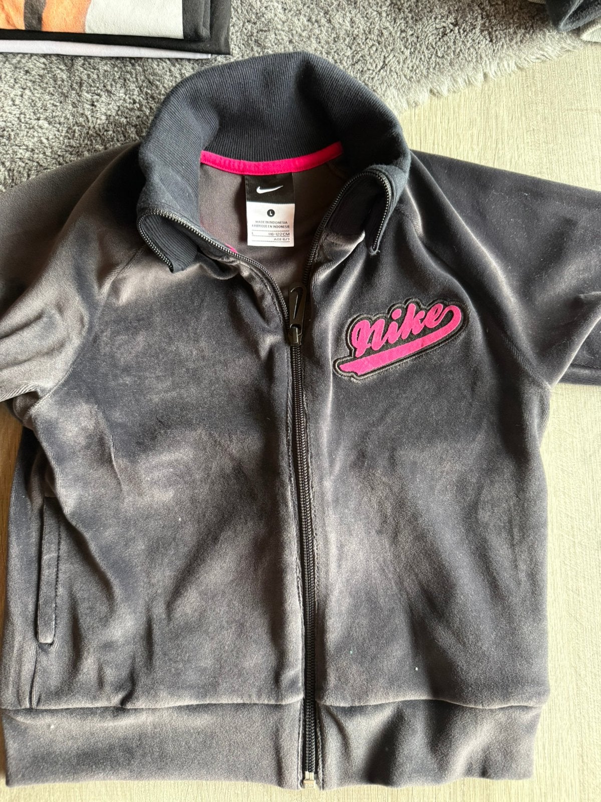 Training nike meisjes 116-122 6-7 jaar, Ophalen, Zo goed als nieuw, Overige maten, Grijs