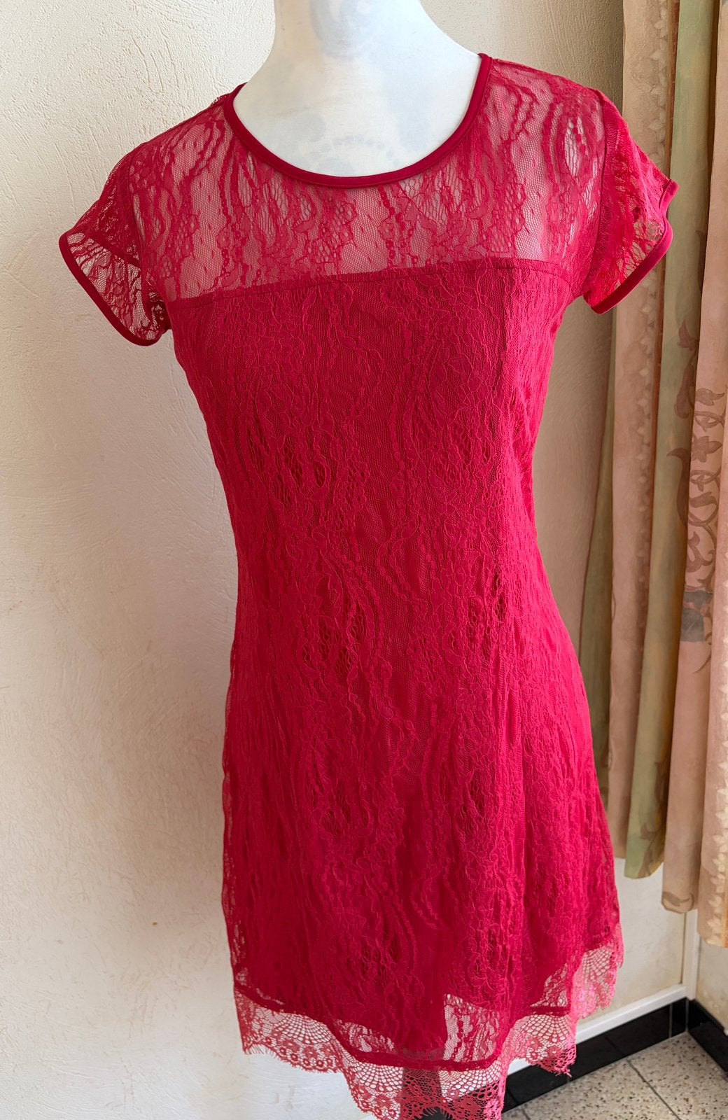 M gevoerde rode kanten jurk/Gualá collectie, Kleding | Dames, Ophalen of Verzenden, Zo goed als nieuw, Rood