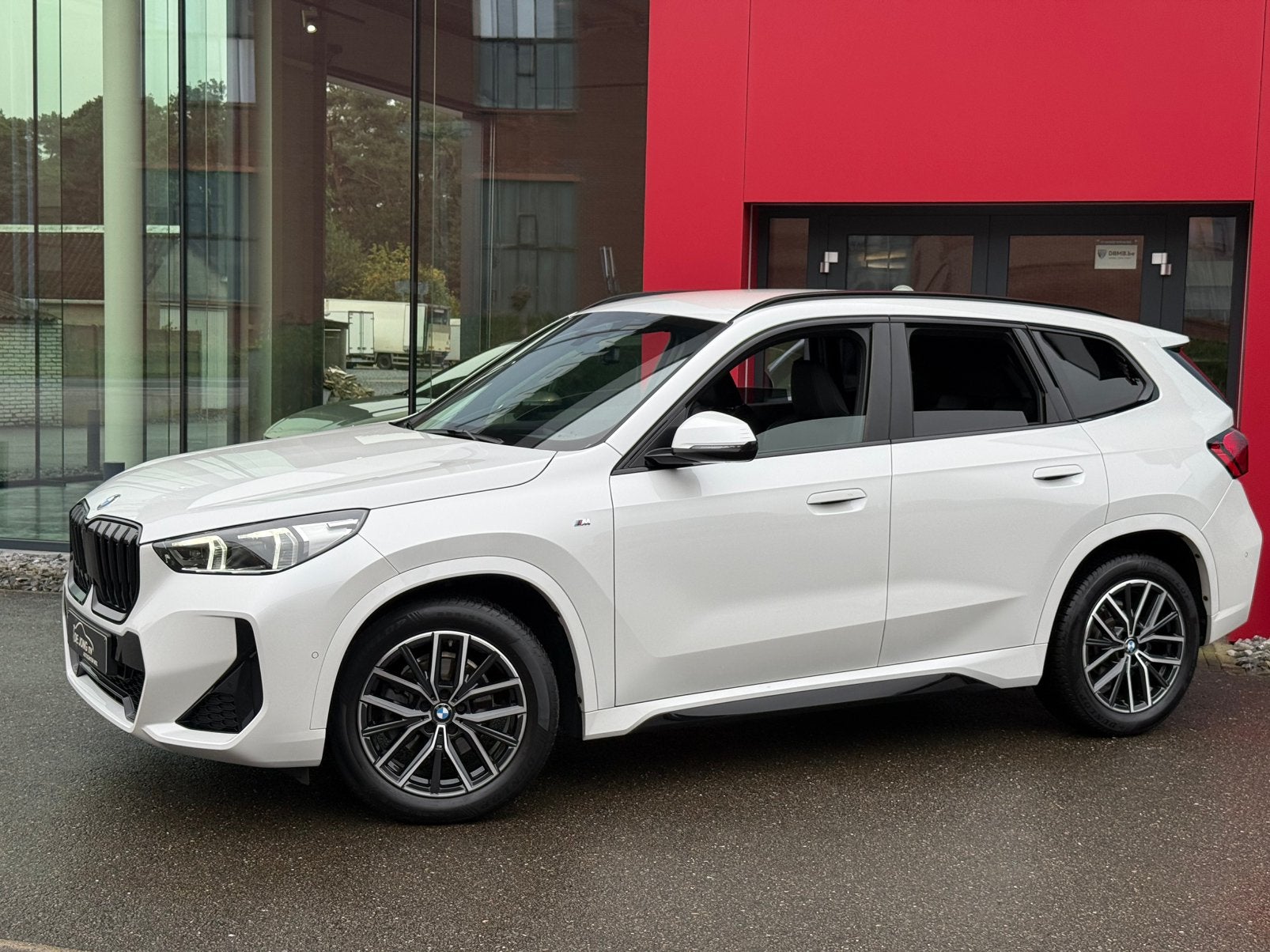 Bmw X1 sDrive18i M-Sportpakket/Sfeer/Carplay/Camera/Led, Zwart, Wit, Bedrijf, 3 cilinders