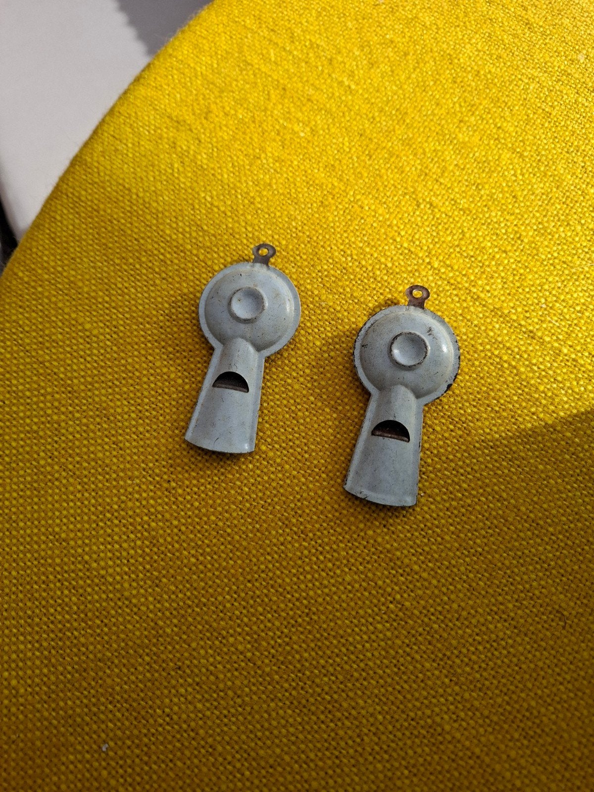2 retro fluitjes, Ophalen