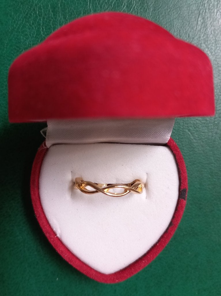 Ring - goudkleurig - gevlochten (NIEUW), Nieuw, Ophalen of Verzenden, Kleiner dan 17, Dame