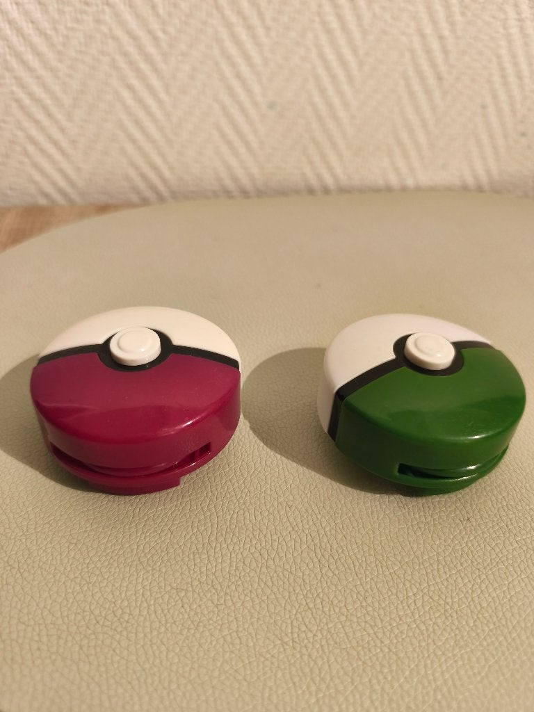 2 Pokéball Pokémon., Hobby en Vrije tijd, Verzamelkaartspellen | Pokémon, Ophalen of Verzenden, Zo goed als nieuw
