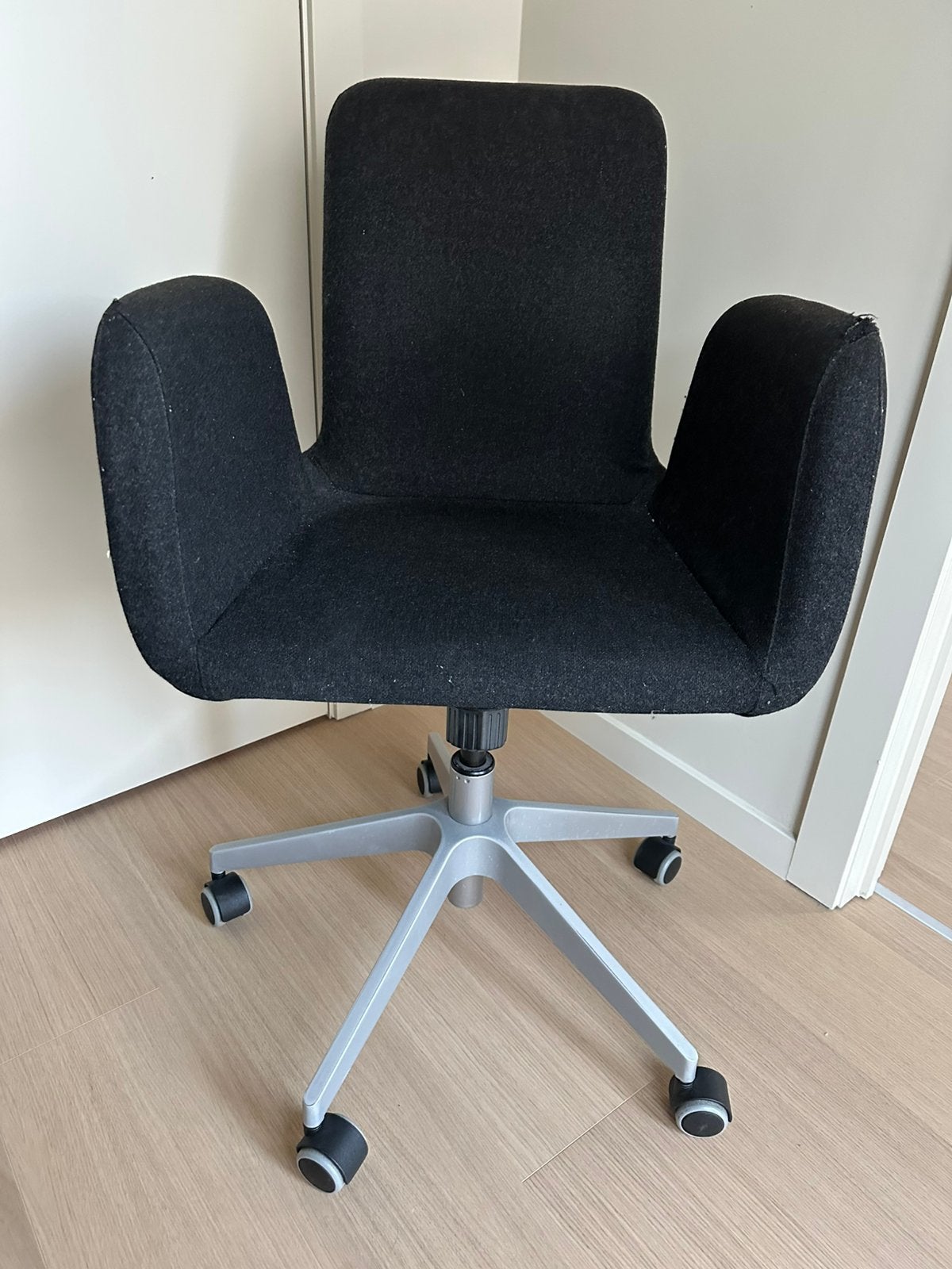 Gratis grijze bureaustoel IKEA, Maison & Meubles, Chaises de bureau, Utilisé, Chaise de bureau, Gris, Enlèvement