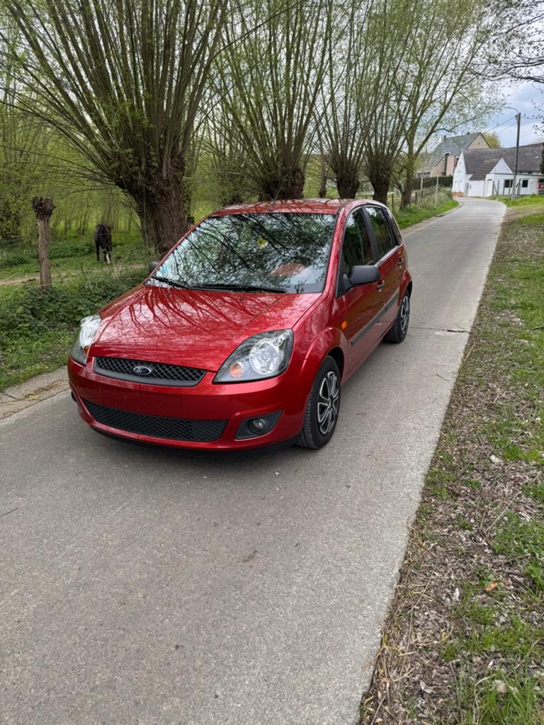 Ford fiesta 1.3 benzine euro4 bj2005 km33750 1j garantie, Emergency brake assist, Bedrijf, Handgeschakeld, 5 deurs