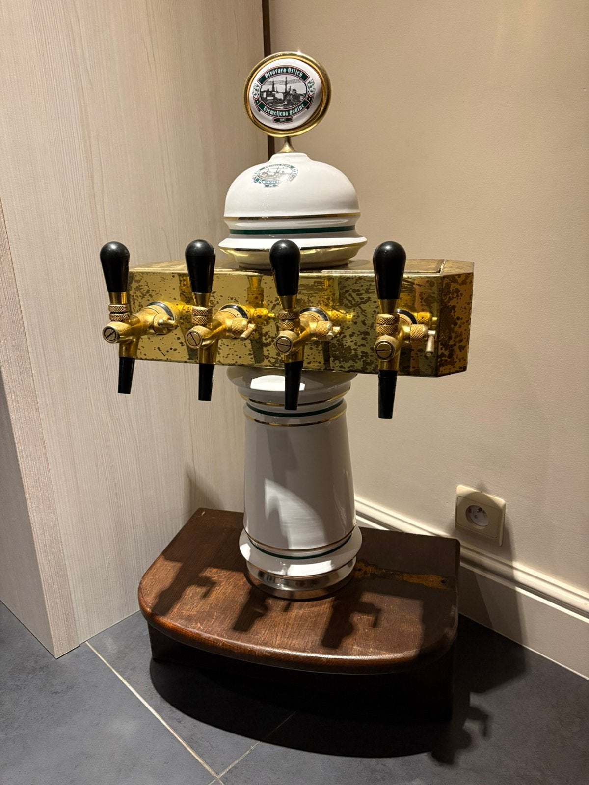 Vintage 4-kraans Pivovara Osijek biertap-Mancave eyecatcher, Ophalen, Zo goed als nieuw