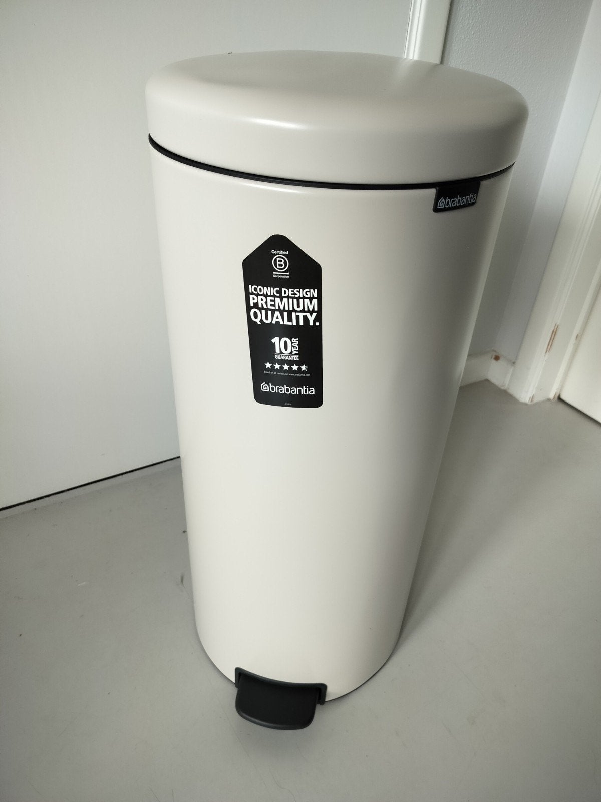 Brabantia Newicon met pedaal 30 liter beige (nieuw!), Huis en Inrichting, Woonaccessoires | Prullenbakken, 50 – 75, Met pedaal