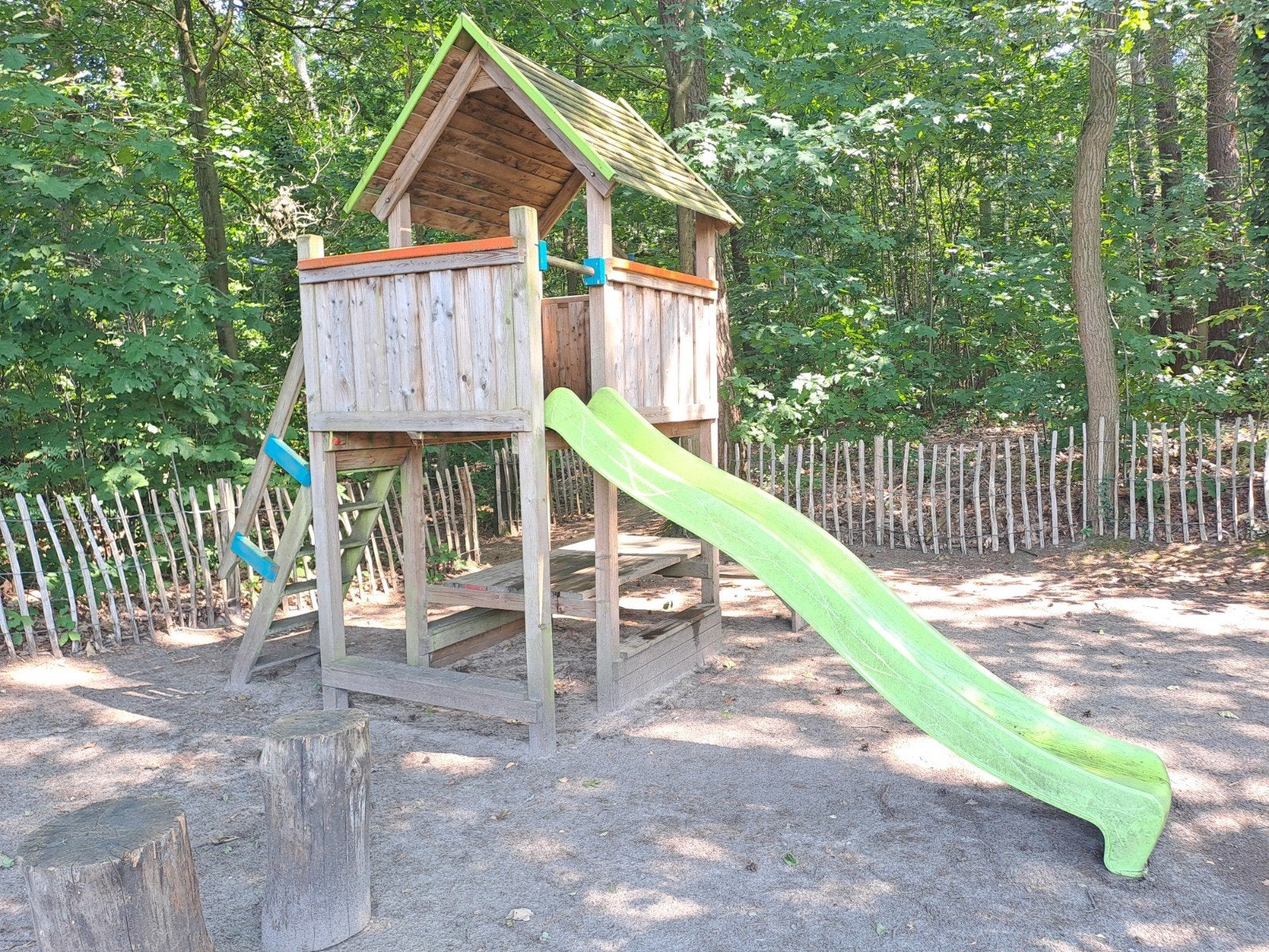 Houten speelhuisje, Ophalen, Glijbaan