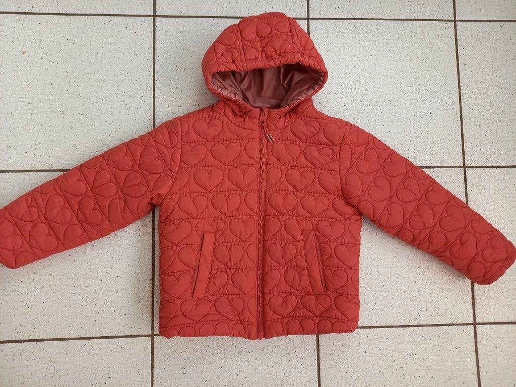 Nieuwstaat, donkerroze/rode jas meisje maat 122 Milla star, Kinderen en Baby's, Kinderkleding | Maat 122, Meisje, Ophalen of Verzenden