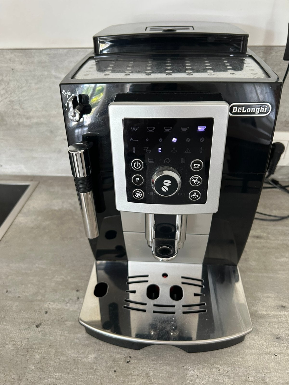 Zwart delonghi, Réservoir d'eau amovible, Café en grains, Utilisé, 4 à 10 tasses