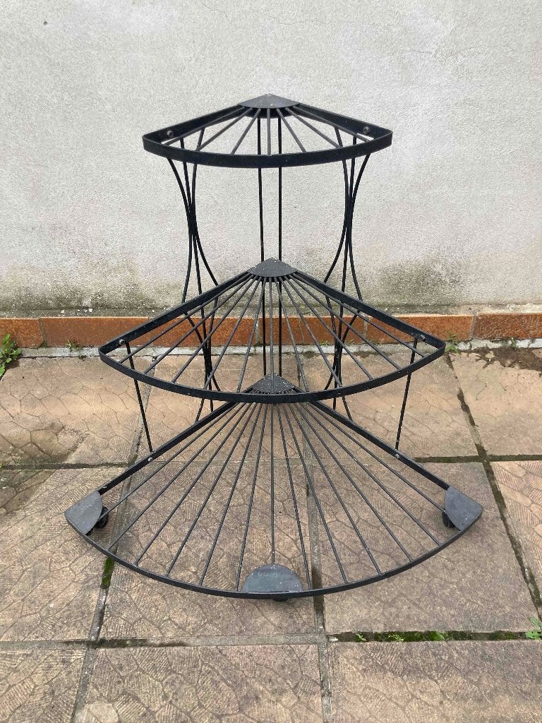 Stevige metalen drietraps hoek plantenhouder op wielen, Gebruikt, Minder dan 60 cm, Ophalen of Verzenden, Metaal