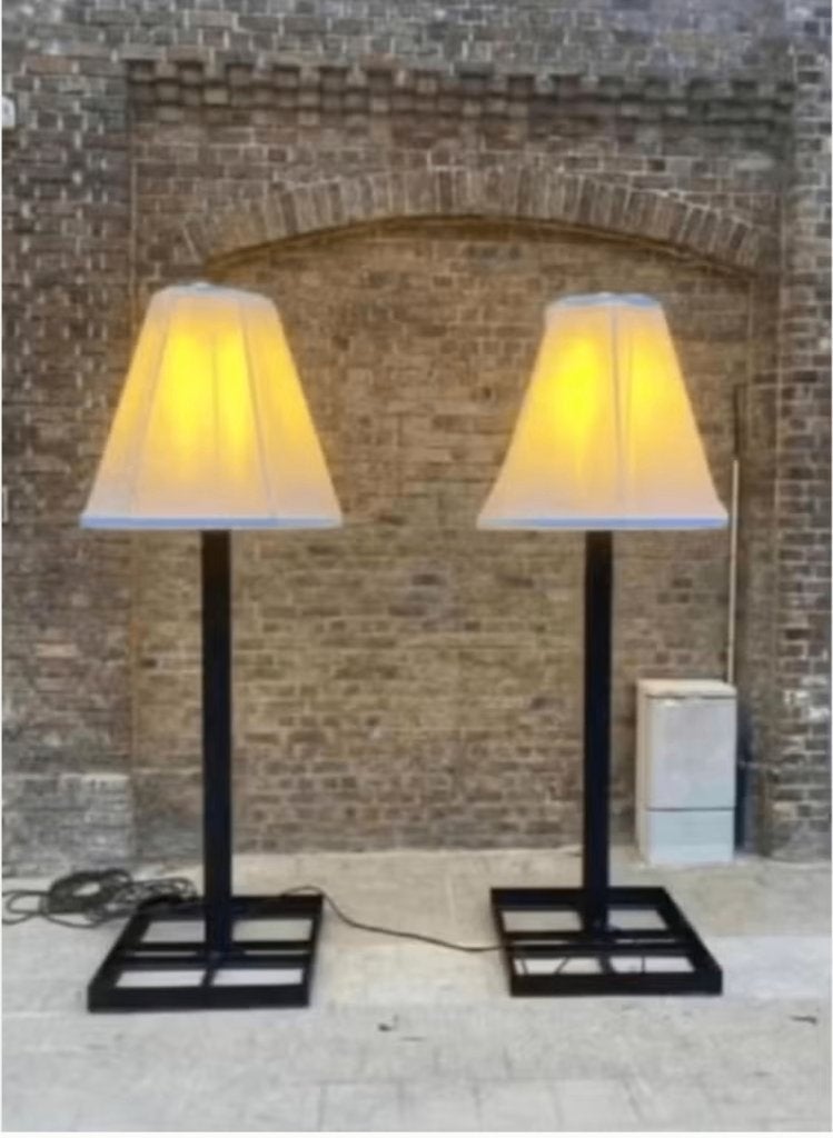 levensgrote lampen eyecatcher aan inkom., Ophalen