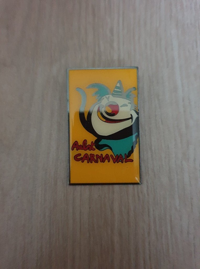 Carnaval Aalst pin 1997 goudkleurig, Verzamelen, Speldjes, Pins en Buttons, Ophalen of Verzenden