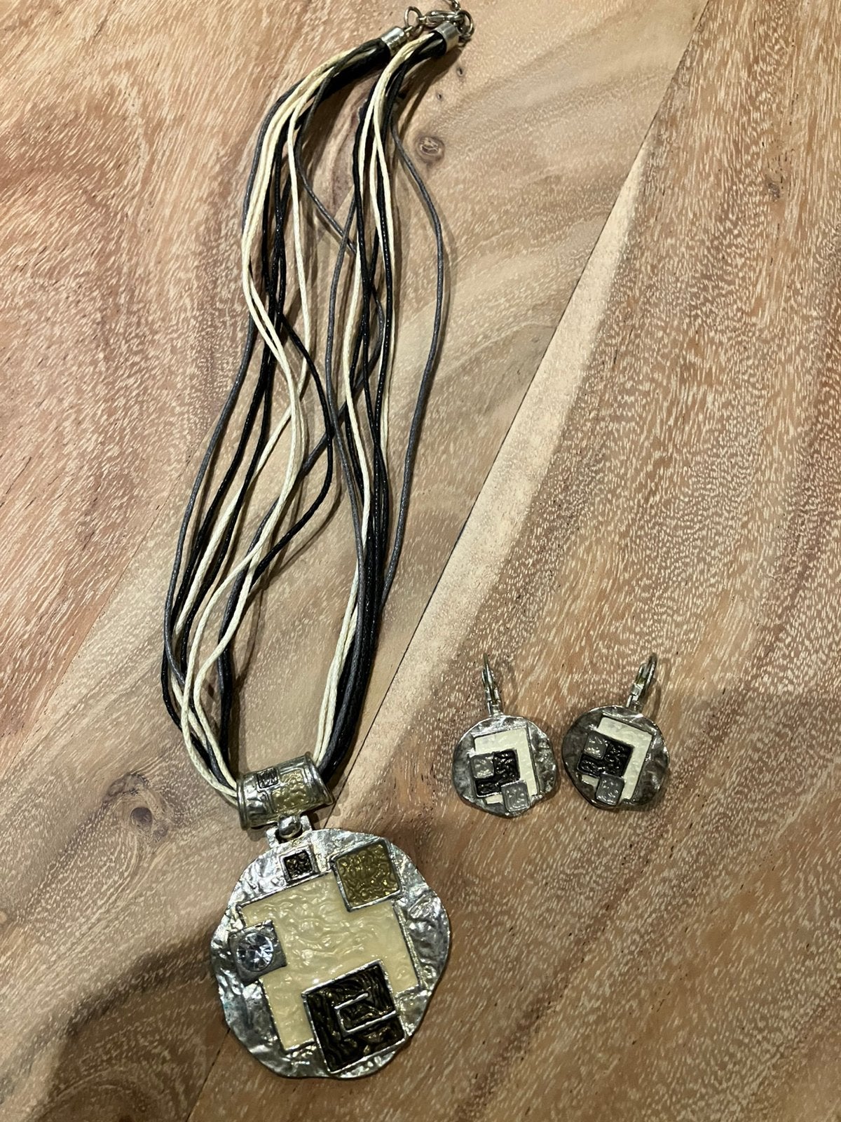 Ketting + oorringen, Handtassen en Accessoires, Ophalen, Zo goed als nieuw, Zilver, Kunststof