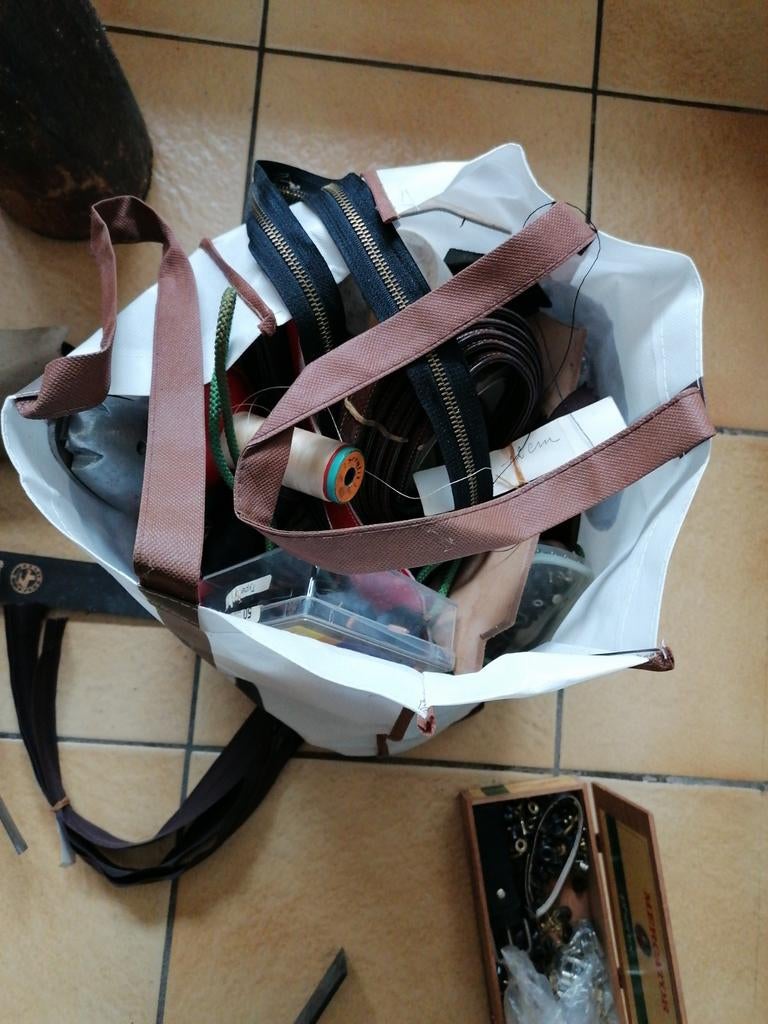 Outils de cordonnier, Enlèvement