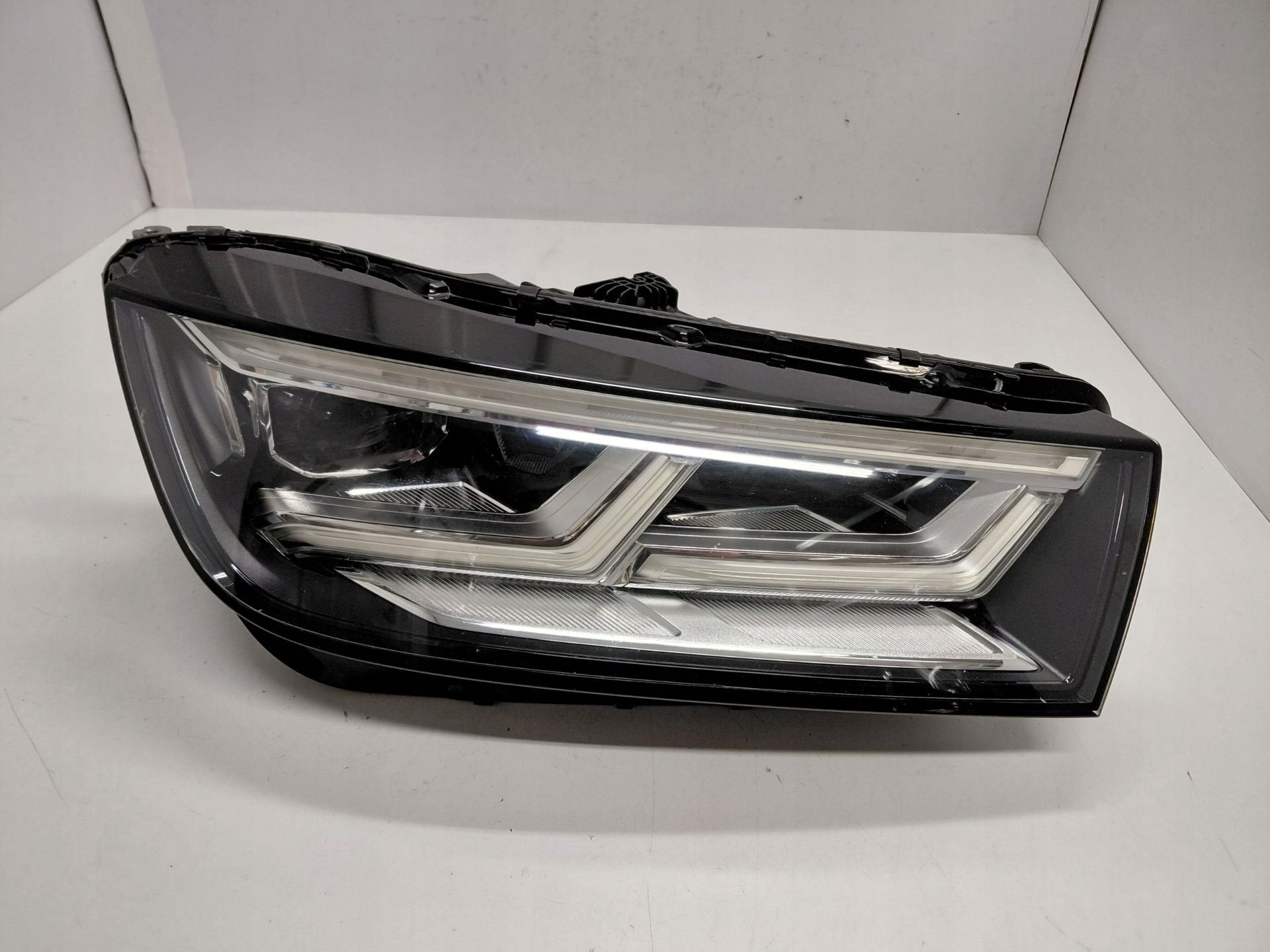 Phare droit Audi Q5 80A941034, Autos : Pièces & Accessoires, AUDI AG, Auto-Union-Strasse 1
85045  Ingolstadt, DE, Audi, Utilisé