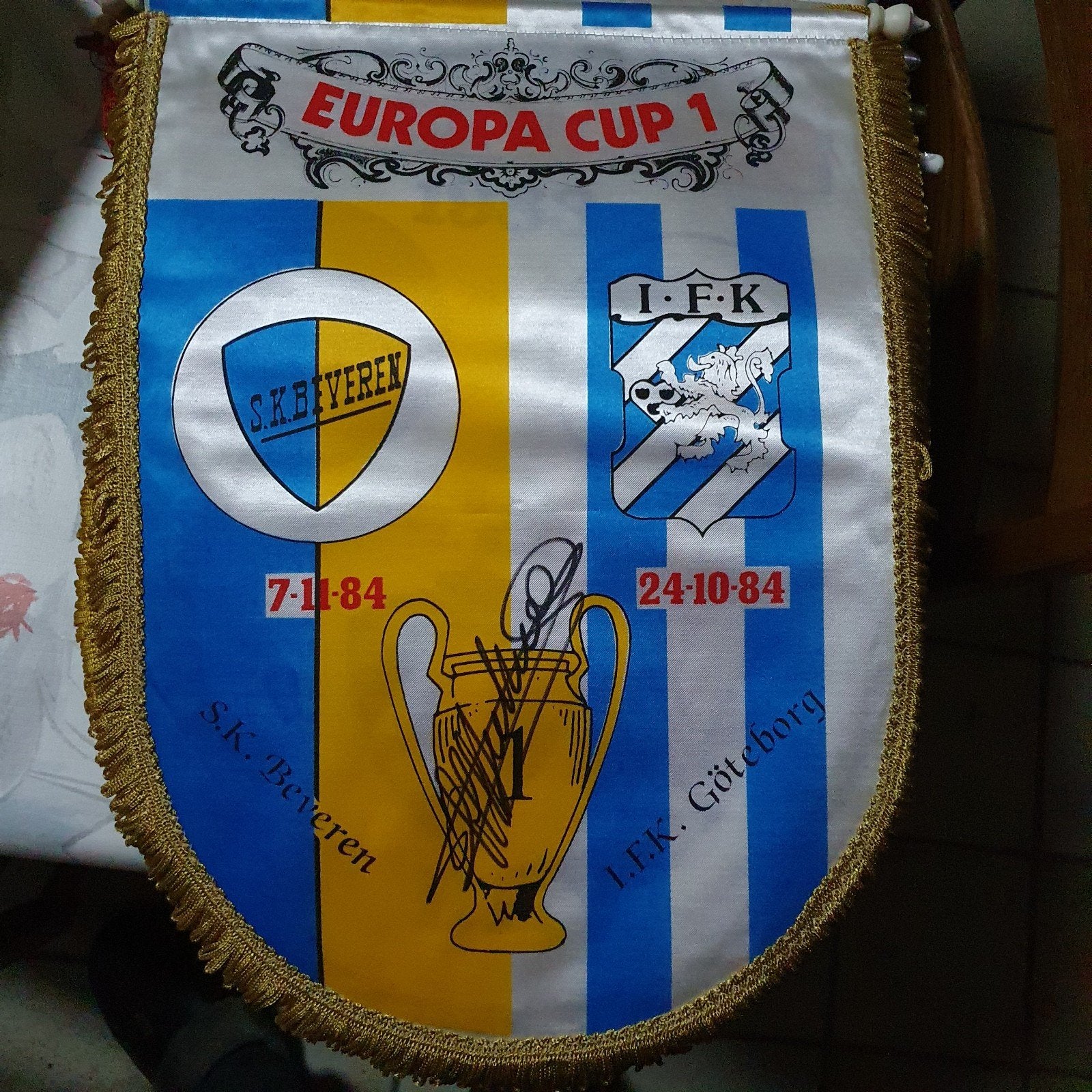 Europacup 1 vaandel sk beveren - göteborg.

Gesigneerd, Enlèvement ou Envoi