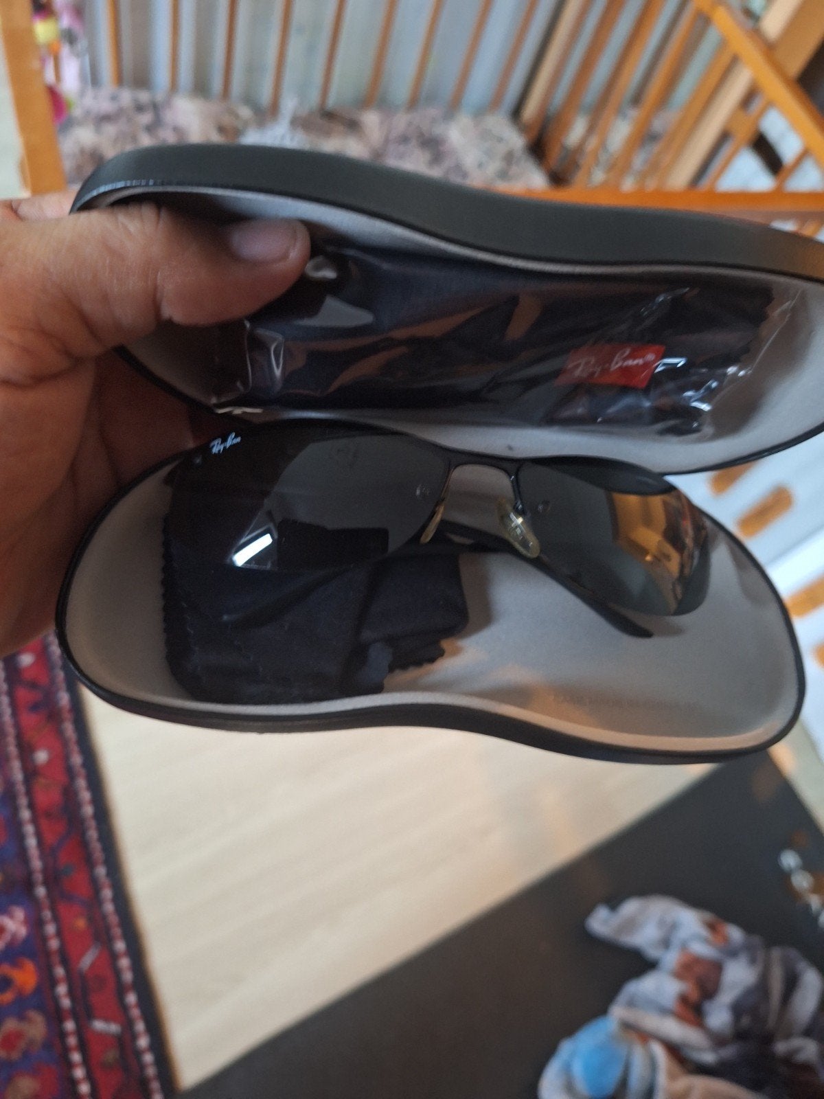 Deze zonnebril is het Ray-Ban RB3183-model,, Zwart, Bril, Ray-Ban