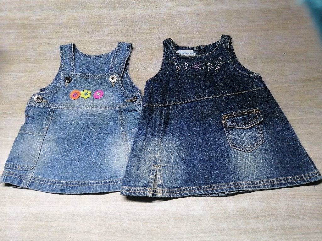 2 jeanskleedjes mt 68, Kinderen en Baby's, Babykleding | Maat 68, Ophalen of Verzenden, Zo goed als nieuw, Meisje, Jurkje of Rokje
