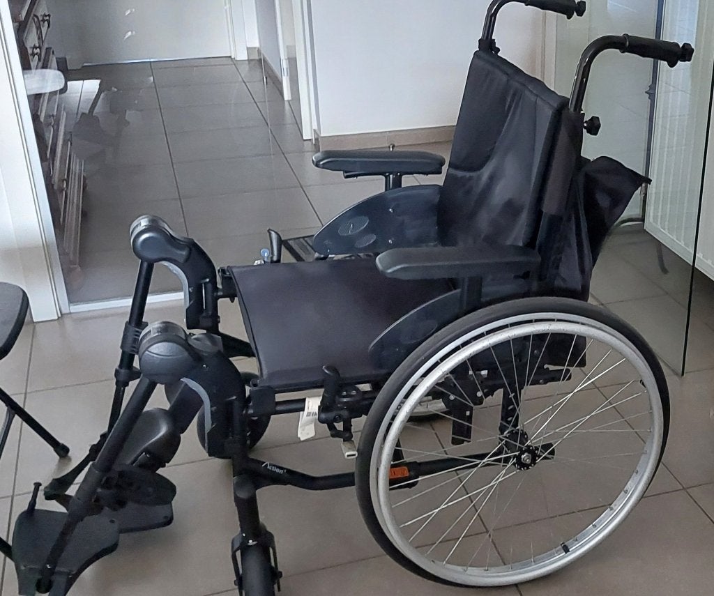 rolstoel invacare met kopsteun en kussen, Ophalen, Inklapbaar, Zo goed als nieuw, Handbewogen rolstoel