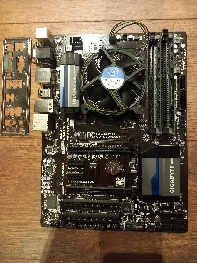 Gigabyte GA-H87-D3H socket 1150 / core i5 4570 / 8GB DDR3, Gebruikt, DDR3, Ophalen of Verzenden, LGA 1150