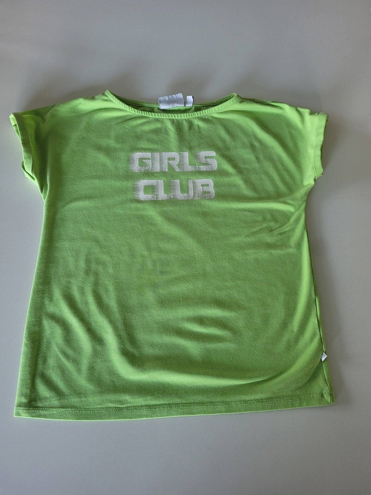 T-shirt groen Girls Club maat: 134 merk: Someone, Enlèvement