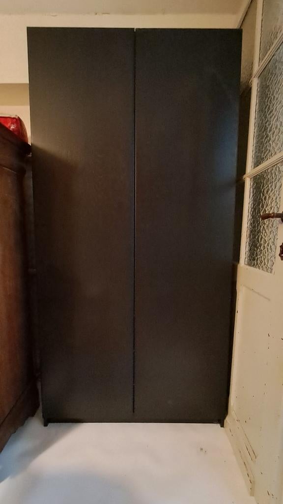 Kleerkast met 2 deuren in zwart hout., Huis en Inrichting, Ophalen