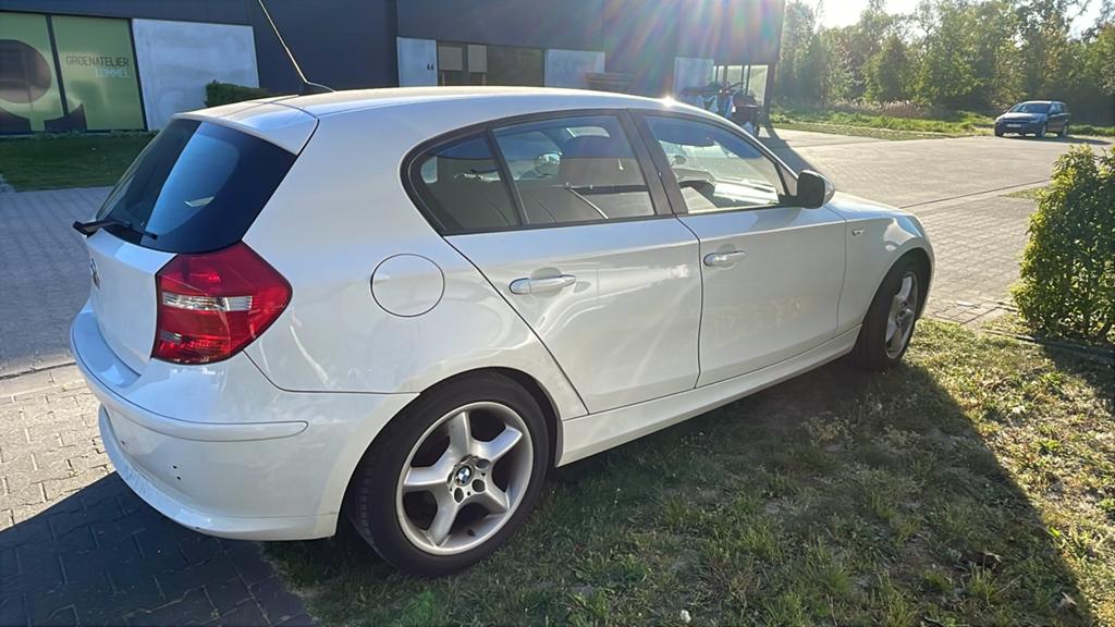 Ik verkoop bmw diesel 2011, Auto's, BMW, Voorwielaandrijving, Euro 5, Zwart, Wit